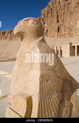 Falcon Statue, Hatschepsut Totentempel (Deir el-Bahri), UNESCO Weltkulturerbe, Luxor, Ägypten Stockfoto