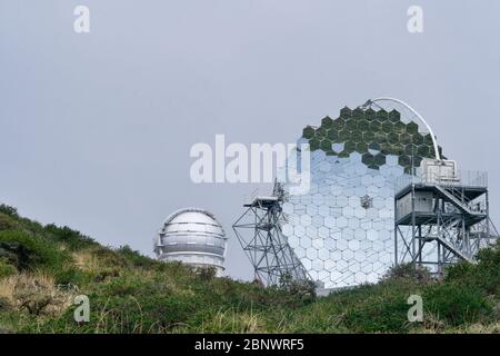 Teleskope von La Palma unter dem Himmel Stockfoto