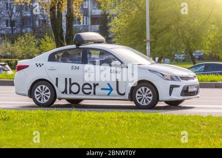 Weißer Passagier weiß Uber Taxi fährt auf der Autobahn Luftaufnahme. Russland, Sankt Petersburg. 14. Mai 2020 Stockfoto