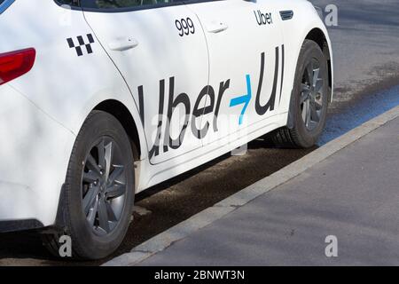 Weißer PKW Uber Taxi fährt auf der Autobahn Luftaufnahme. Russland, Sankt Petersburg. 14. Mai 2020 Stockfoto