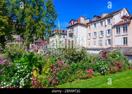 Annecy, Frankreich: Jardin de l'Evêché mit einem schönen Blumenbeet und einem Spielplatz in der Nähe von Église Notre Dame de Liesse, im September. Stockfoto