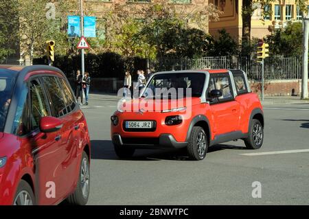 Elektrofahrzeuge im Umlauf in Barcelona Stadt Stockfoto