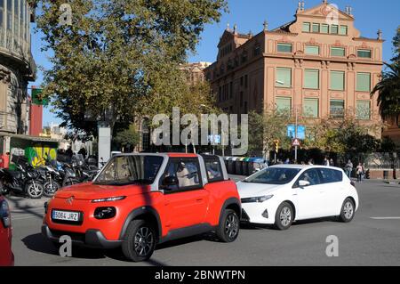 Elektrofahrzeuge im Umlauf in Barcelona Stadt Stockfoto