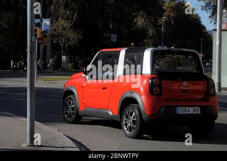 Elektrofahrzeuge im Umlauf in Barcelona Stadt Stockfoto