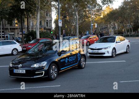 Elektrofahrzeuge im Umlauf in Barcelona Stadt Stockfoto