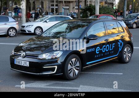 Elektrofahrzeuge im Umlauf in Barcelona Stadt Stockfoto