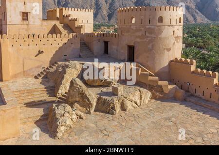 NAKHAL, OMAN - 29. NOVEMBER 2017: Blick auf das Fort Nakhal in Nakhal, Oman Stockfoto