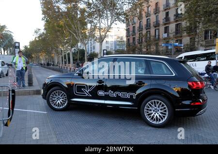 AUDI Q7 E-TRON Elektrofahrzeuge im Umlauf in Barcelona Stockfoto