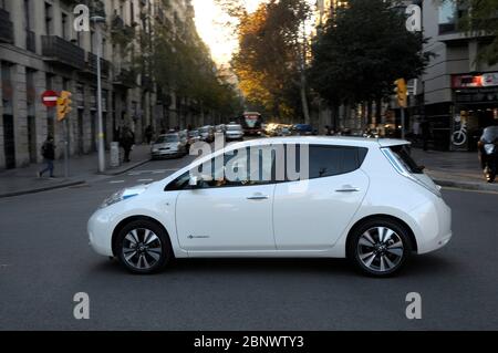 Elektrofahrzeuge im Umlauf in Barcelona Stadt Stockfoto