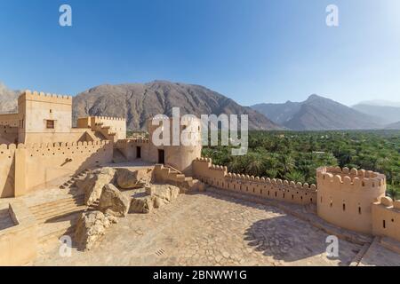 NAKHAL, OMAN - 29. NOVEMBER 2017: Blick auf das Fort Nakhal in Nakhal, Oman Stockfoto