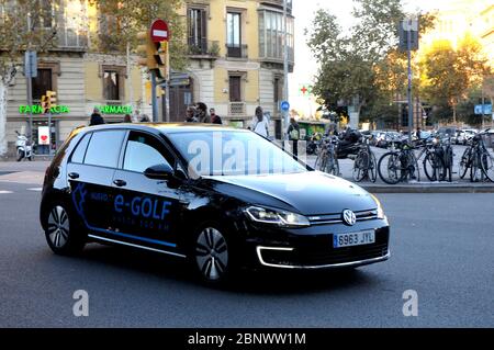 Elektrofahrzeuge im Umlauf in Barcelona Stadt Stockfoto