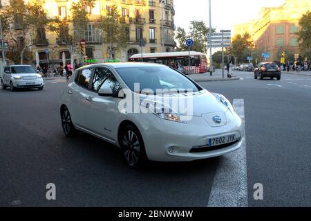 Elektrofahrzeuge im Umlauf in Barcelona Stadt Stockfoto