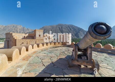 NAKHAL, OMAN - 29. NOVEMBER 2017: Blick auf das Fort Nakhal in Nakhal, Oman Stockfoto