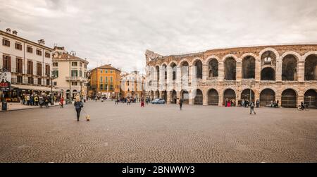 Verona Stadt: Die Arena an der Piazza Brà in Verona, ist ein berühmtes römisches Amphitheater - Region Venetien - Norditalien Stockfoto