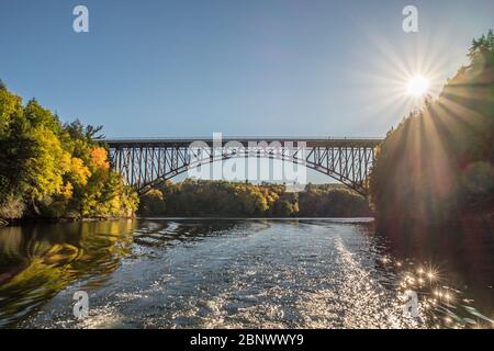 Die französische King Bridge überquert den Connecticut River zwischen Erving und Gill, Massachusetts Stockfoto