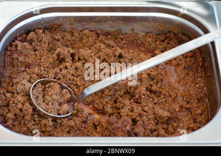 Fertig gehacktes Fleisch für Spaghetti in Bain marie Pfanne Stockfoto
