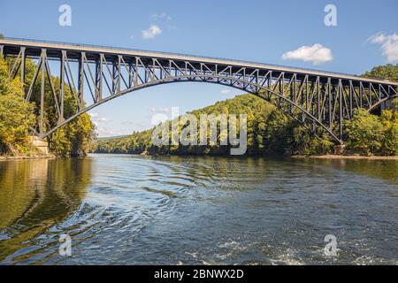 Die französische King Bridge überquert den Connecticut River zwischen Erving und Gill, Massachusetts Stockfoto