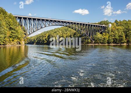 Die französische King Bridge überquert den Connecticut River zwischen Erving und Gill, Massachusetts Stockfoto