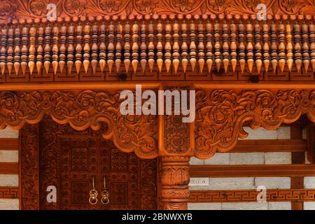 Schöne Holzmuster Architektur eines alten Hindu-Tempel in Vashisht, Old Manali, bestehend aus Holz geprägte Schnitzereien mit Kalligraphie und Stockfoto