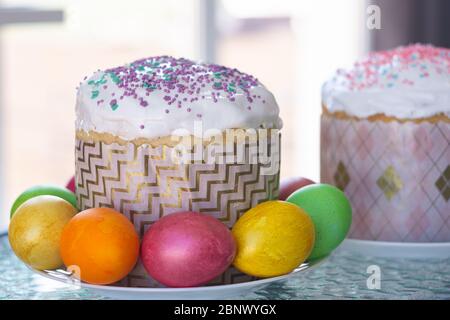 Ostern Stillleben mit Kuchen und bemalten Eiern Stockfoto