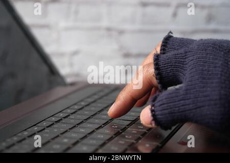 Hacker Hand tippen auf Laptop stehlen Daten Stockfoto