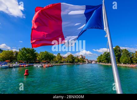 Annecy, Frankreich: Schloss Annecy (Château d'Annecy) und der Fluss Thiou von einem Boot aus gesehen, das von einer Fahrt um den See Annecy in die Stadt zurückkehrt. Stockfoto