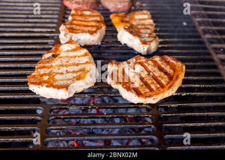 Rindfleisch Steak Kochen über flammende grille.grilleed Fleisch Spieße, Grill.Delicious gekochtes Fleisch. Sommersaison. Gartenparty.Schweinefleisch Steak Stockfoto