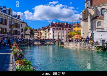 Annecy, Frankreich: Le Palais de i'lle, eine mittelalterliche Burg und ein ehemaliges Gefängnis mitten im Fluss Thiou, und Pont du Perriere vom Quai Perrière. Stockfoto