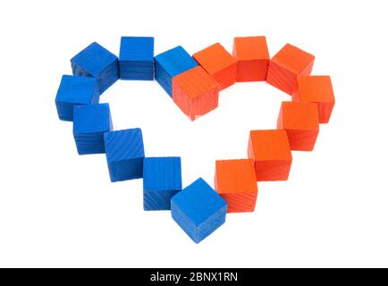 Nahaufnahme eines Herzsymbols aus roten und blauen Holzwürfeln auf weißem Hintergrund. Draufsicht, selektiver Fokus. Aufbau einer gesunden Beziehung Konzept. Stockfoto