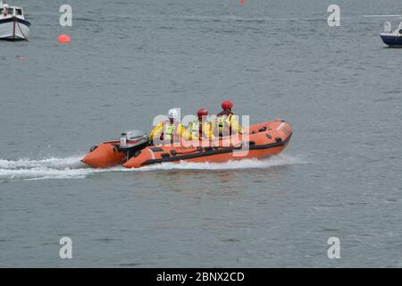 Die Besatzung eines der Rettungsboote der RNLI 'D'-Klasse gibt eine Demonstration am Beaumaris Rettungsboottag auf Anglesey 2. Juni 2018 Stockfoto