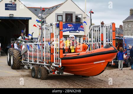 Eines der Rettungsboote der RNLI 'D' Klasse gibt eine Demonstration am Beaumaris Rettungsboottag auf Anglesey 2. Juni 2018 Stockfoto