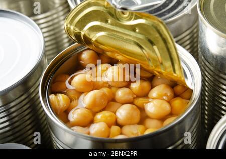 Kichererbsen aus der Dose in der gerade geöffneten Dose. Nicht verderbliche Lebensmittel Stockfoto