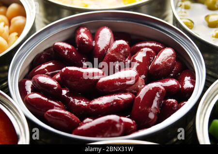 Rote Kidney Bohnen in der Dose in der gerade geöffneten Dose. Nicht verderbliche Lebensmittel Stockfoto