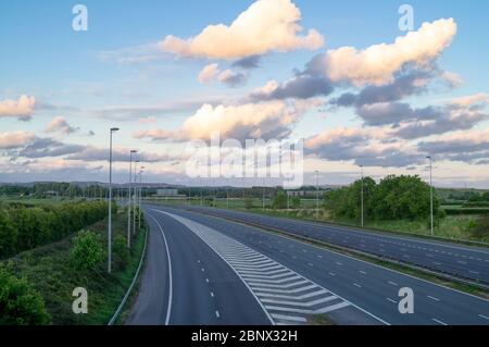 Autobahn M56 leer Keine Autos ohne Verkehr keine Reisesperrung nur Reisen notwendig. Die Straße ist während der Coronavirus-Sperrung am 2020. Mai, Großbritannien, leer. Stockfoto