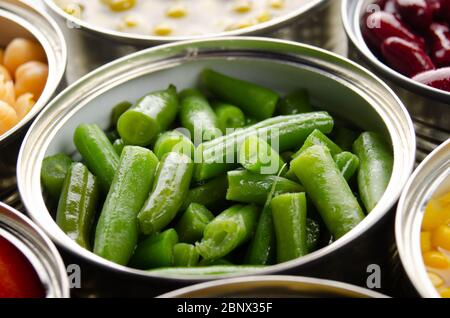 Grüne Bohnen in der Dose in der gerade geöffneten Dose. Nicht verderbliche Lebensmittel Stockfoto