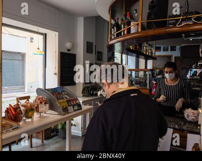 Cremona, Lombardei Italien, Mai 2020 - Barkeeper Frau in Café-Bar im Stadtzentrum langsam öffnen und Getränke nur zu gehen und einige übliche Kunden retu Stockfoto