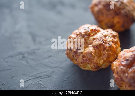 Frische knusprige Muffins auf dunklem Hintergrund. Handgemachte Kuchen. Nahaufnahme. Copyspace für Text Stockfoto