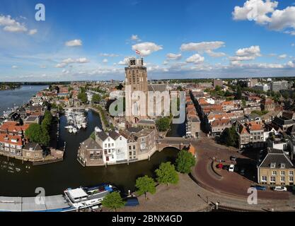 Dordrecht Niederlande, Skyline der Altstadt von Dordrecht mit Kirche und Kanalbauten in den Niederlanden Stockfoto