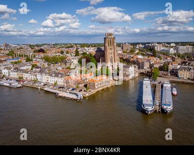 Dordrecht Niederlande Mai 2020, Skyline der Altstadt von Dordrecht mit Kirche und Grachtenbauten in den Niederlanden Stockfoto