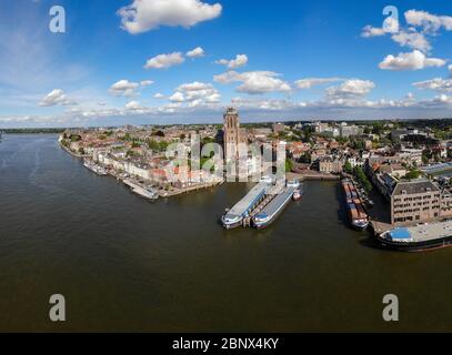 Dordrecht Niederlande Mai 2020, Skyline der Altstadt von Dordrecht mit Kirche und Grachtenbauten in den Niederlanden Stockfoto