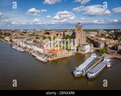 Dordrecht Niederlande Mai 2020, Skyline der Altstadt von Dordrecht mit Kirche und Grachtenbauten in den Niederlanden Stockfoto