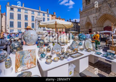 Lyon, Frankreich: Ein geschäftiges Kunst- und Keramikmarkt am Place Saint-Jean bei der Kathedrale von Lyon (Cathédrale Saint-Jean-Baptiste), einer römisch-katholischen Kirche. Stockfoto