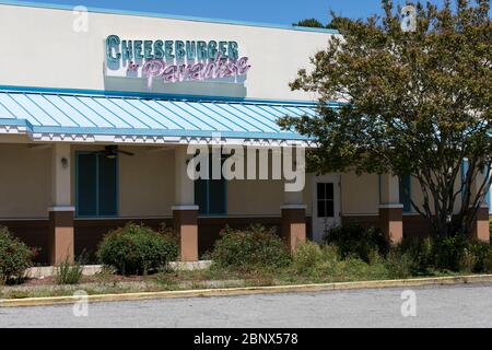 Ein Logo-Schild vor einem geschlossenen und verlassenen Cheeseburger im Paradise Restaurant in Virginia Beach, Virginia am 2. Mai 2020. Stockfoto