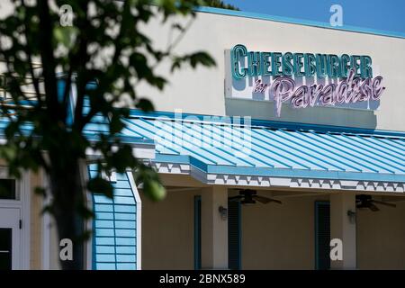 Ein Logo-Schild vor einem geschlossenen und verlassenen Cheeseburger im Paradise Restaurant in Virginia Beach, Virginia am 2. Mai 2020. Stockfoto