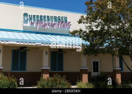 Ein Logo-Schild vor einem geschlossenen und verlassenen Cheeseburger im Paradise Restaurant in Virginia Beach, Virginia am 2. Mai 2020. Stockfoto