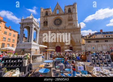 Lyon, Frankreich: Die Kathedrale von Lyon (Cathédrale Saint-Jean-Baptiste), Sitz des Erzbischofs von Lyon, ist eine römisch-katholische Kirche am Place Saint-Jean. Stockfoto