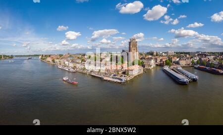 Dordrecht Niederlande Mai 2020, Skyline der Altstadt von Dordrecht mit Kirche und Grachtenbauten in den Niederlanden Stockfoto