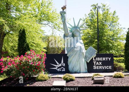 Ein Logo-Schild vor dem Hauptsitz der Franchise Group, Inc, der Muttergesellschaft von Liberty Tax, in Virginia Beach, Virginia am 2. Mai 2020. Stockfoto