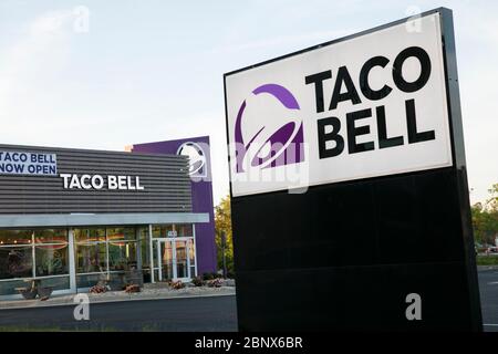 Ein Logo-Schild vor einem Taco Bell Restaurant in Winchester, Virginia am 2. Mai 2020. Stockfoto