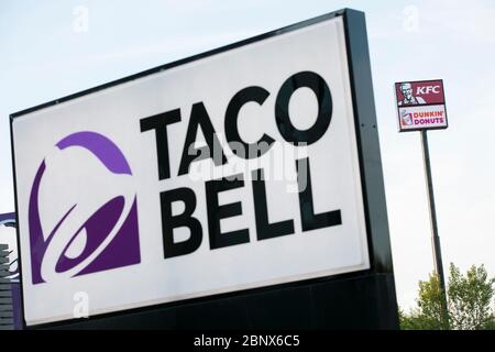 Am 2. Mai 2020 werden in Winchester, Virginia, Logos von Taco Bell, Kentucky Fried Chicken (KFC) und Dunkin' Donuts angebracht. Stockfoto